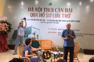 Các diễn giả trong buổi ra mắt sách.