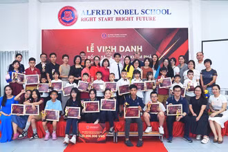 Đại diện các học sinh nhận học bổng Sáng tạo và Khám phá năm học 2024-2025 cùng người thân, thầy cô giáo.