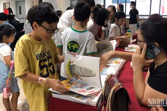 Sách là bạn tốt nhất của trẻ em.