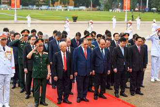 Các đồng chí lãnh đạo, nguyên lãnh đạo Đảng, Nhà nước thành kính tưởng nhớ Chủ tịch Hồ Chí Minh.