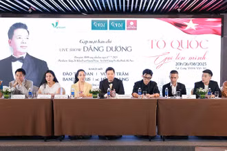 NSƯT Đăng Dương (giữa) và các nghệ sĩ tham gia show diễn. (Ảnh: Ban tổ chức)