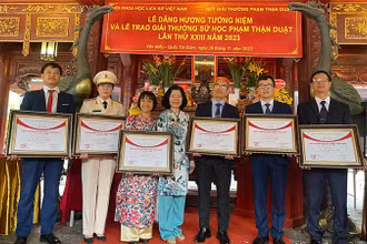 6 tiến sĩ được trao giải thưởng sử học Phạm Thận Duật. (Ảnh: Ban tổ chức)