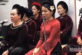 Hát ca trù tại đền Mẫu Đào Nương (Hưng Yên).