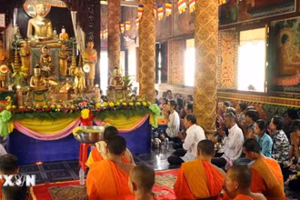 Sư sãi và bà con Phật tử Khmer tụng kinh trước khi làm Nghi lễ tắm Phật trong Tết Chôl Chnăm Thmây của đồng bào Khmer ở Sóc Trăng Sóc Trăng. (Ảnh: TTXVN)