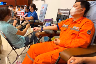 Cán bộ, công nhân viên ngành điện Thành phố Hồ Chí Minh tham gia hiến máu nhân đạo.