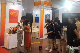 Các bạn nhỏ hào hứng tham gia hoạt động Ngày Sách Việt Nam 2023 tại Thư viện Quốc gia.