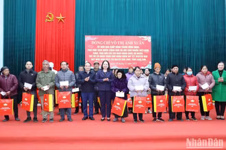 Phó Chủ tịch nước Võ Thị Ánh Xuân tặng quà cho hộ chính sách, hộ nghèo trên địa bàn hai xã Thanh Long và Thụy Hùng, Văn Lãng (Lạng Sơn).