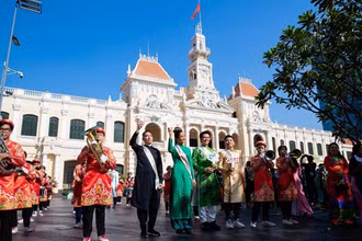 Nhà thiết kế Đỗ Trịnh Hoài Nam – Chủ tịch Câu lạc bộ Áo dài Việt Nam, Hoa hậu H’Hen Niê - Hoa Hậu Hoàn vũ Việt Nam 2017, Top 5 Hoa hậu Hoàn vũ Thế giới 2018 cùng diễu hành áo dài "Tôi yêu áo dài Việt Nam". (Ảnh: Nhân vật cung cấp)
