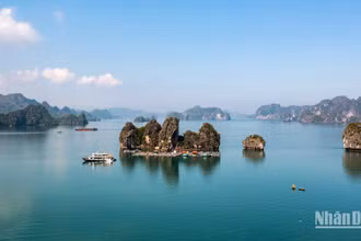 Cảnh sắc Hạ Long. (Ảnh: THÀNH ĐẠT)