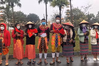 Đồng bào các dân tộc tại Làng đón khách trong Ngày hội "Sắc xuân trên mọi miền Tổ quốc" năm 2022.