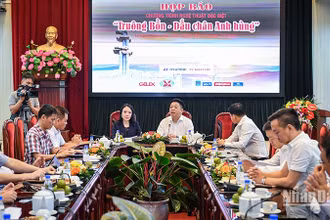 Ban tổ chức thông tin về chương trình nghệ thuật. (Ảnh: THÀNH ĐẠT)