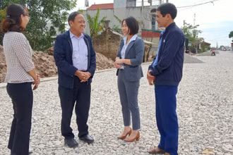 Giáo dân Nguyễn Văn Cường (thứ hai từ trái sang), trú tại xã Quỳnh Ngọc (huyện Quỳnh Phụ, tỉnh Thái Bình) tự nguyện góp hơn 200 mét vuông đất ở trị giá hơn 1 tỷ đồng để làm đường.
