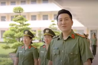 Ca sĩ Nguyễn Phi Hùng trình bày ca khúc trong MV.