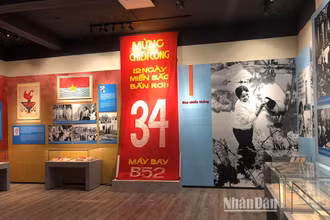 Tấm băng-rôn mừng chiến công treo tại Bờ Hồ năm 1972.