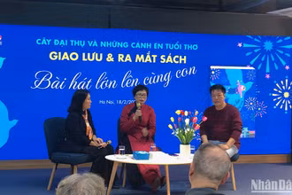 Nhà báo Tạ Bích Loan, nhà báo Phạm Hồng Tuyến và MC Nguyễn Hữu Chiến Thắng tại buổi lễ ra mắt sách.
