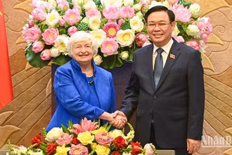 Chủ tịch Quốc hội Vương Đình Huệ và Bộ trưởng Tài chính Hoa Kỳ Janet Yellen tại buổi tiếp. (Ảnh: DUY LINH)