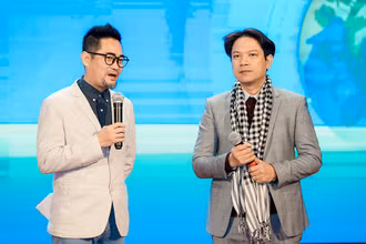 Đạo diễn, NSƯT Nguyễn Tài Văn (quàng khăn). (Ảnh: Nhà sản xuất cung cấp)