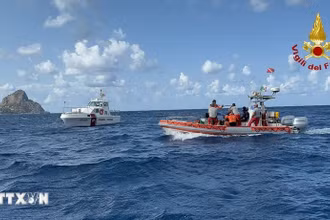 Lực lượng cứu hộ tìm kiếm người mất tích sau vụ chìm du thuyền Bayesian ở ngoài khơi Sicily của Italia. (Ảnh: THX/TTXVN)