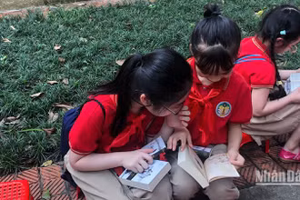 Các em nhỏ đọc sách trong khuôn viên Thư viện Quốc gia.