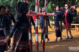 Đồng bào trình diễn dân ca dân vũ cùng du khách tại Làng.