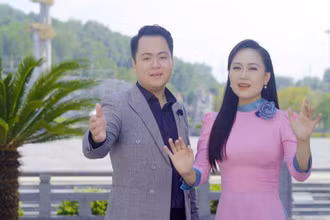 Nghệ sĩ Thanh Phong và nghệ sĩ Phương Thanh trong MV. (Ảnh từ MV)