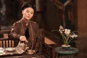 Thần thái của bà Cả được NSƯT Kim Oanh thể hiện sắc nét trong phim. (Ảnh: NVCC)