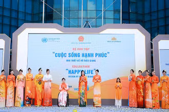 Vũ Thảo Giang bên các người mẫu đặc biệt trình diễn bộ sưu tập “Happy Life - Cuộc sống Hạnh Phúc”. (Ảnh: Nhà thiết kế cung cấp)