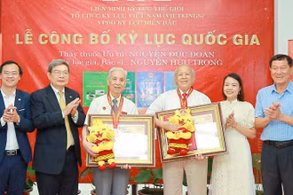 Thầy thuốc Ưu tú Nguyễn Đức Đoàn (thứ ba từ trái sang) và bác sĩ Nguyễn Hữu Trọng (thứ tư từ trái sang) nhận chứng nhận từ đại diện Tổ chức kỷ lục Việt Nam.