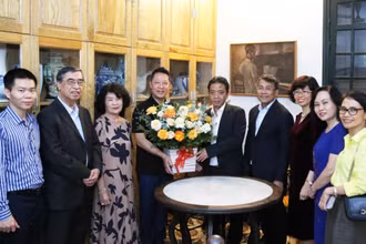 Đoàn Ủy ban Quốc gia UNESCO Việt Nam đến chúc mừng gia đình cố nhạc sĩ Hoàng Vân. (Ảnh: Ủy ban cung cấp)