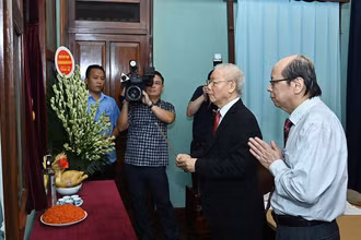 Tổng Bí thư Nguyễn Phú Trọng dâng hương, tưởng niệm Chủ tịch Hồ Chí Minh. 