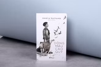 Tác phẩm “Dòng máu cao quý” của Amélie Nothomb. (Ảnh: NHÃ NAM)