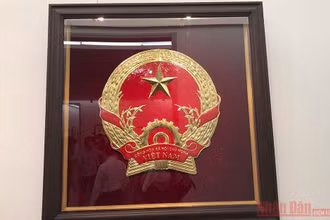 Mẫu Quốc huy của họa sĩ Bùi Trang Chước. 