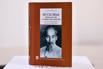 Cuốn “Hồ Chí Minh: Những bài viết và những cuộc tranh đấu”. (Ảnh: Ban tổ chức giải cung cấp)