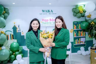 Nhà thơ Lữ Mai và bà Phùng Thị Như Quỳnh, Phó Giám đốc WAKA.