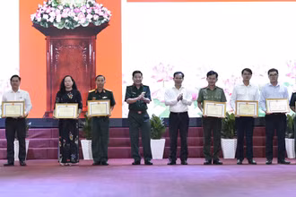 Trung tướng Nguyễn Văn Gấu, lãnh đạo Thành ủy Cần Thơ trao bằng khen cho các tập thể có nhiều đóng góp trong bảo vệ an ninh Tổ quốc.