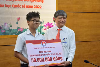 Ông Nguyễn Văn Hiếu, Giám đốc Sở Giáo dục và Đào tạo Thành phố Hồ Chí Minh trao thưởng cho em Nguyễn Việt Phong.