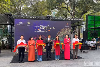 Đại sứ Australia tại Việt Nam và lãnh đạo Hội Liên hiệp Phụ nữ Việt Nam cắt băng khai mạc triển lãm (Ảnh: MINH GIANG)