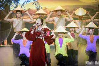 Ca sĩ Phạm Phương Thảo trình diễn trong chương trình. (Ảnh: THÀNH ĐẠT)