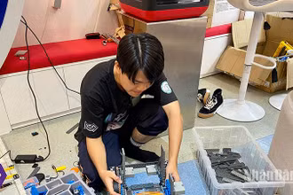 Học sinh thử sức lắp ráp các mô hình robot. (Ảnh: NHẬT QUANG)