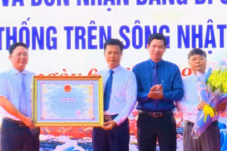 Huyện Quảng Ninh nhận Bằng công nhận di sản văn hóa phi vật thể quốc gia lễ hội đua thuyền truyền thống trên sông Nhật Lệ. 