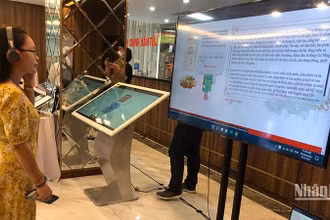 Độc giả trải nghiệm sách nói.
