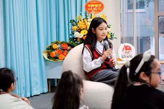 Đoàn Lữ Thụy Phương trong buổi giao lưu ra mắt sách tại Nhà xuất bản Kim Đồng. (Ảnh: Nhà xuất bản Kim Đồng)