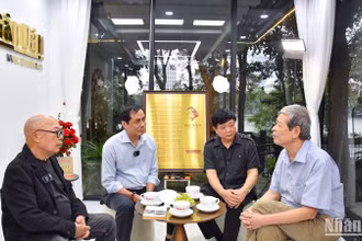 Buổi trò chuyện giữa các văn, nghệ sĩ về nhạc sĩ Văn Cao. (Ảnh: NHẬT QUANG)