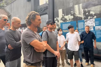 Matthew McConaughey cùng các thành viên trong đoàn tại khu di tích Nhà tù Hỏa Lò. (Ảnh: Ban quản lý khu di tích)