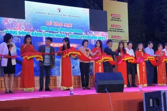 Cắt băng khai mạc Hội chợ Công thương vùng Đồng bằng Sông Hồng năm 2022, tại Quảng trường Nguyễn Văn Linh, thành phố Hưng Yên.