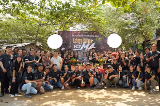 Đoàn làm phim "Làm giàu với ma" trong buổi lễ khai máy. (Ảnh: Đoàn làm phim cung cấp)