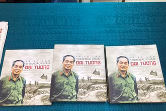 Sách thơ "Theo dấu chân Đại tướng".
