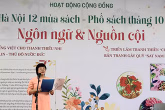 Giám đốc, Tổng Biên tập Nhà xuất bản Phụ nữ Khúc Thị Hoa Phượng phát biểu tại Lễ khai mạc. (Ảnh: Nhà xuất bản Phụ nữ)