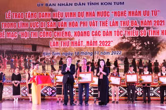 Gắn huy hiệu, trao Bằng Nghệ nhân ưu tú và hoa cho các nghệ nhân được vinh danh.