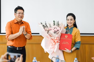 NSƯT Tân Nhàn nhận Quyết định bổ nhiệm từ NSND Quốc Hưng. (Ảnh: NS cung cấp)